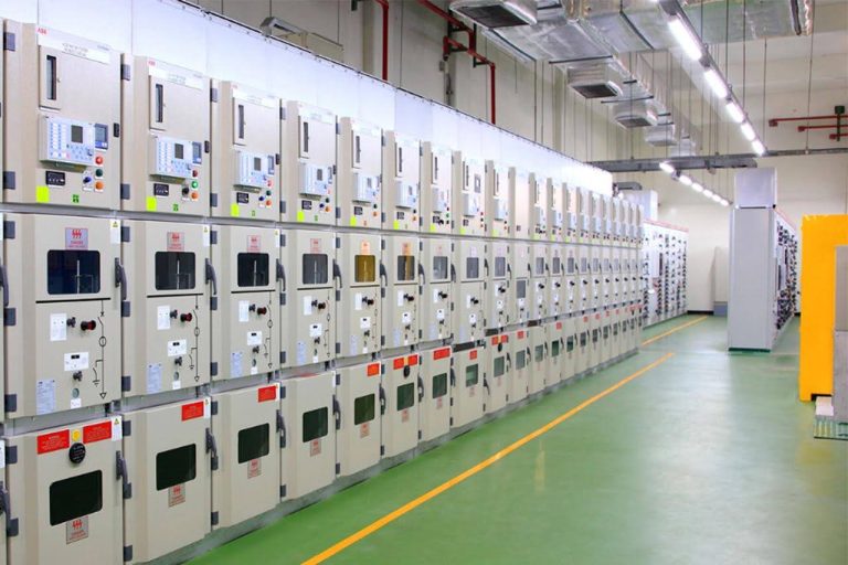 Instalación fotovoltaica conectada a red: pasos, normativa y formación recomendada